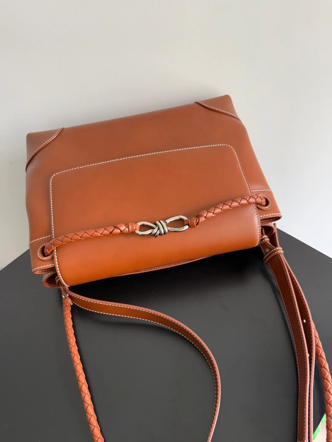 Batch 2460 BOTTEGA VENETA 2025 new men's ANDIAMO backpack Bottega Veneta's main recommendation is undoubtedly Andiamo. The first new favorite of 2025 is a men's splayed buckle bag. It can be seen that the designer has used many small ideas. The detachable cross-body strap is very convenient for elite office workers to carry their work diary. Reduce the burden on your hands when carrying office supplies. The interior is divided into two large compartments and a small zippered compartment. Unlike the women's model, the compartments here are not detachable. The fixed large single layer also makes it easier to pack lightly when going out to work and avoids the accumulation of too many small items. Style number: 807715 Size: 37*26*13cm